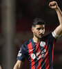 Puño en alto, Nicolás Blandi festeja el primero de los dos goles que señaló anoche. (Fuente: Fotobaires)