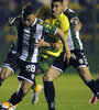 Calello intenta desmarcarse de un rival. Defensa y Banfield protagonizaron un partido deslucido. (Fuente: Fotobaires)