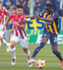 El colombiano Oscar Cabezas cuida la pelota ante la presión de los tucumanos. (Fuente: Fotobaires)