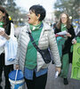 Amigas y activistas de parque chacabuco caminando a vestir todos los monumentos de pañuelo abortero. (Fuente: Jose Nicolini)