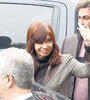 Cristina Kirchner fue saludada por militantes a la salida de su casa y a la llegada a Tribunales. (Fuente: Bernardino Avila)