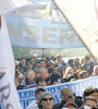 Los trabajadores de Astilleros Río Santiago realizan un acampe frente a la gobernación bonaerense.