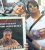 A la izquierda, Isabel Huala, durante la marcha del lunes en contra del gatillo fácil en Plaza de Mayo.