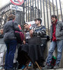 Mientras se entregaban las cajas con los trámites, hubo gente que se acercó a la mesa de CAEL. (Fuente: Bernardino Avila)