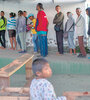 Inmigrantes venezolanos hacen fila para desayunar en una parroquia en Pacaraima, estado de Roraima, Brasil. (Fuente: AFP)