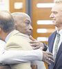 Luego del histórico fallo, Dewayne Johson se abraza con su abogado. (Fuente: AFP)