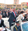 Tras la jura, camino a la catedral en un Cadillac convertible, Marito y su esposa, Silvana. (Fuente: AFP)