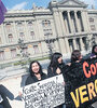 Protesta de activistas frente a la Corte Suprema chilena.