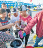 Inmigrantes venezolanos reciben comida en el Centro Binacional de Atención de Frontera de Huaquillas. (Fuente: AFP)