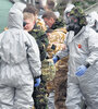 Militares británicos en trajes especiales inspeccionan el auto de Skripal después del ataque químico.