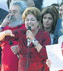 Discurso de Dilma mientras Gleisi sostiene la inscripción de Lula, ayer en Brasilia. (Fuente: AFP)