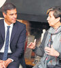 Sánchez conversa con Isabel Allende en la casa de la senadora en la capital chilena. (Fuente: EFE)