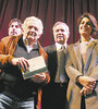 El emotivo cierre de la presentación de Latinoamérica piensa, con todos los protagonistas en el centro del escenario. (Fuente: Sandra Cartasso)