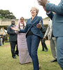 Theresa May baila frente al edificio de Naciones Unidas en Nairobi durante su gira por Africa. (Fuente: AFP)