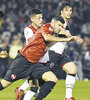 Gigliotti pelea por la pelota en la noche rosarina. El Puma marcó un doblete.