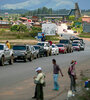 Una fila de autos espera en la entrada a Pacaraima, en el estado de Roraima, Brasil. (Fuente: AFP)