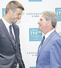 El futbolista Gerard Piqué y el presidente de la ITF, David Haggerty. (Fuente: AFP)