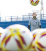 Benedetto con la pelota en el complejo Pedro Pompilio.