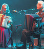 Barboza junto a Chango Spasiuk. A los 80 años, tiene pensado comenzar estudios de orquestación y lectura. (Fuente: Joaquín Salguero)