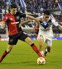 El volante Joel Amoroso perdió casi toda la noche ante el medio campo de Vélez (Fuente: Julio Mancini)