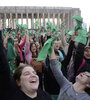 Miles de brazos fueron mástiles para convertir el Monumento en ícono de la lucha de las mujeres. (Fuente: Andres Macera)