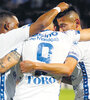 Avalos recibe las felicitaciones de sus compañeros luego de marcar el gol del triunfo para el Tomba. (Fuente: @ClubGodoyCruz)