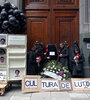 Los manifestantes instalaron un ataúd y una corona de flores en las puertas de la Secretaría de Cultura.