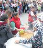 Una decena de ollas populares se instaló ayer a lo largo de la Avenida de Mayo. (Fuente: Bernardino Avila)