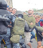 Centenares de personas fueron detenidas ayer mientras protestaban contra la reforma de pensiones.