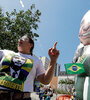 Simpatizantes de Bolsonaro instalan un muñeco inflable con la imagen del candidato en la puerta del hospital Albert Einstein. (Fuente: EFE)