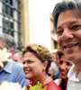 Haddad, con Dilma en segundo plano, durante su gira proselitista por Ouro Preto, Minas Gerais. (Fuente: AFP)