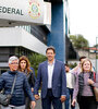 Gleisi Hoffmann (der.) y Fernando Haddad visitaron a Lula el lunes en Curitiba.