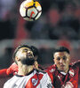 Pratto disputa la pelota con Bustos. Independiente y River igualaron sin tantos en Avellaneda. (Fuente: EFE)