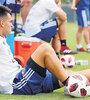 Lautaro Martínez observa el entrenamiento de sus compañeros de la Selección Argentina.