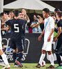 Gonzalo “Pity” Martínez festeja su gol de penal, el que abrió el camino al triunfo de Argentina. (Fuente: AFP)