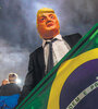 Un simpatizante de Bolsonaro lleva una máscara de Trump al celebrar la victoria. (Fuente: EFE)