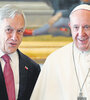 Piñera y el Papa durante su audiencia privada ayer, en la biblioteca del pontífice. (Fuente: EFE)