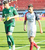 Los jugadores de San Lorenzo se retiran con la mirada perdida luego de otra derrota. (Fuente: Julio Martín Mancini)