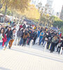 Fila para ingresar a Expo Empleo, el evento organizado en la Rural para que los jóvenes entreguen su CV. (Fuente: Leandro Teysseire)