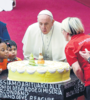 El papa Francisco cumplió el domingo 82 años y sopló las velitas junto a niños del dispensario Santa Marta. (Fuente: EFE)