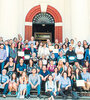 Los premiados posaron luego para la foto de recuerdo en la entrada de la ex ESMA.