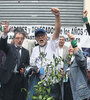 Las víctimas y sus familiares llevaban pañuelos con la leyenda “Juicio y castigo. Ford Nunca Más”. (Fuente: Bernardino Avila)