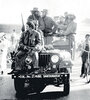 Fidel Castro entrando a La Habana con Camino Cienfuegos (izq.) el 8 de enero de 1959.