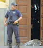 Agentes municipales custodian un cadáver en la entrada a la catedral de Campinas, cerca de San Pablo.