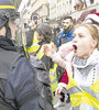 Una manifestante le gritaba a un policía durante la protesta de ayer en París.