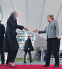 May tuvo un encuentro con Merkel como parte de una gira que la oposición británica le critica. (Fuente: AFP)