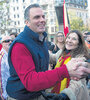 Javier Ortega Smith, secretario general de Vox, saluda a simpatizantes durante un acto político en Girona.