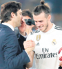 Santiago Solari saluda a Gareth Bale, que se llevó el balón por su triplete.