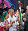 El presidente de México, Andrés López Obrador, recibe el bastón de Carmen Santiago.