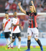 Festejo de Gabriel Avalos, el autor de los tres goles de Patronato en el Monumental. (Fuente: Télam)